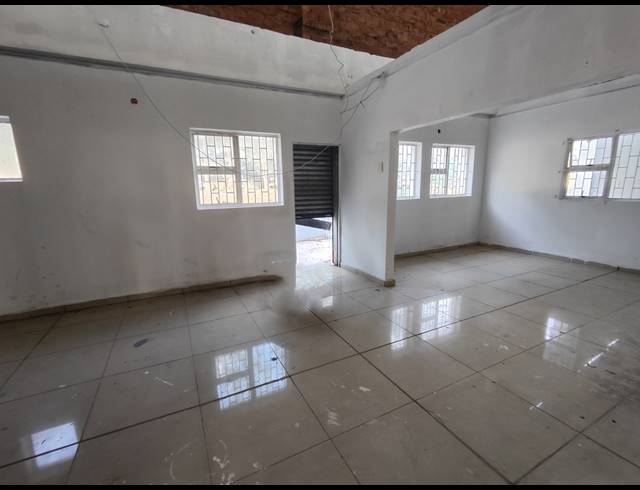 900M² WAREHOUSE TO LET IN JACOBS